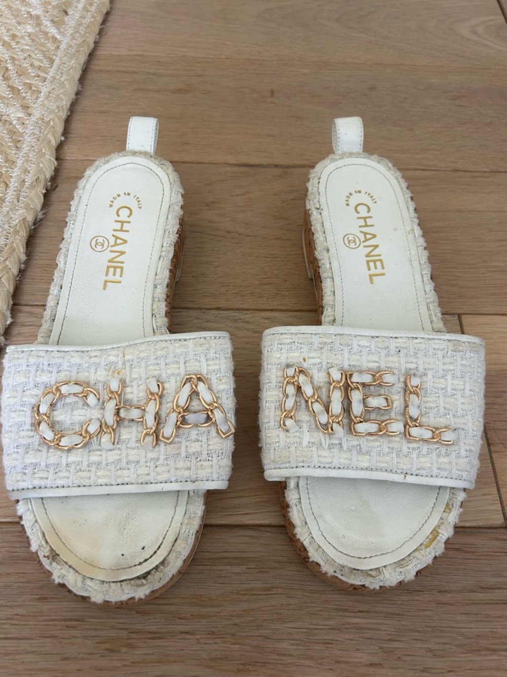 CHANEL White Tweed Slide Sandals w/ Gold Chain Logo. Size 9,9.5 US women’s size